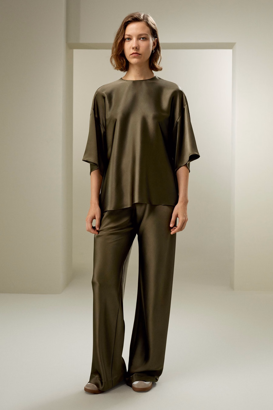 Blusa in seta rilassata con scollo rotondo