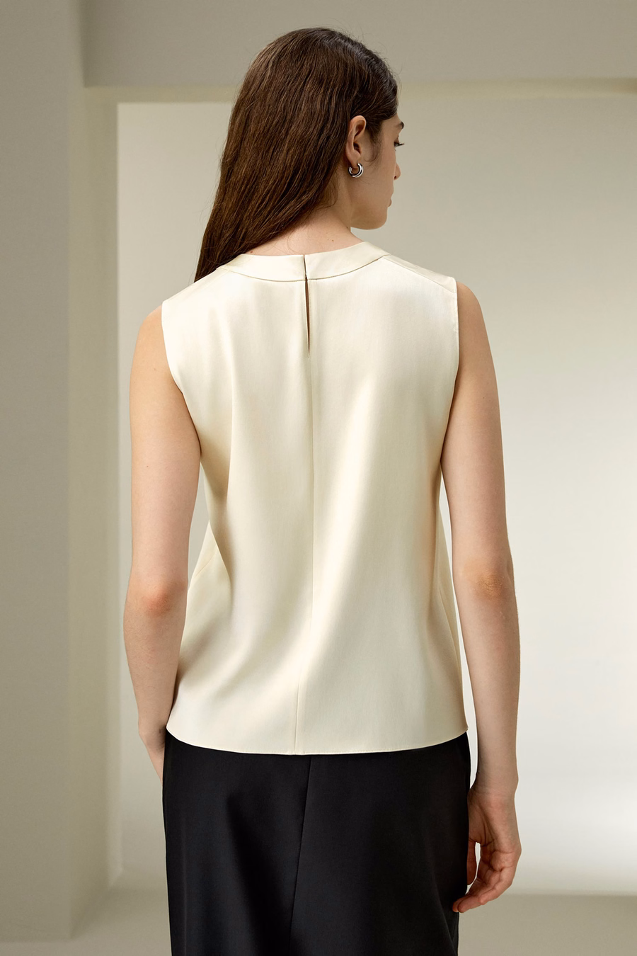 Top in seta senza maniche a collo tondo
