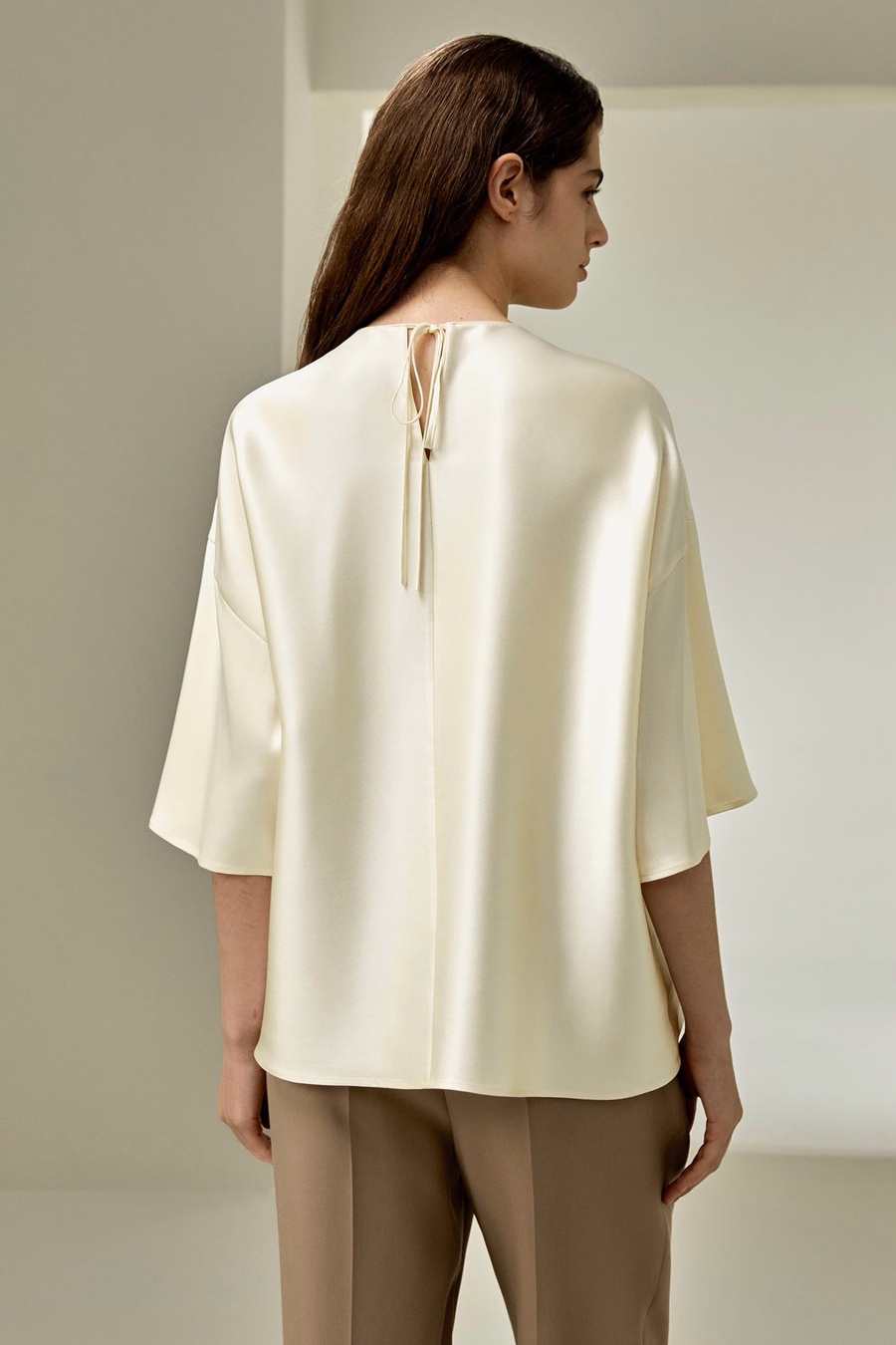 Blusa in seta rilassata con scollo rotondo