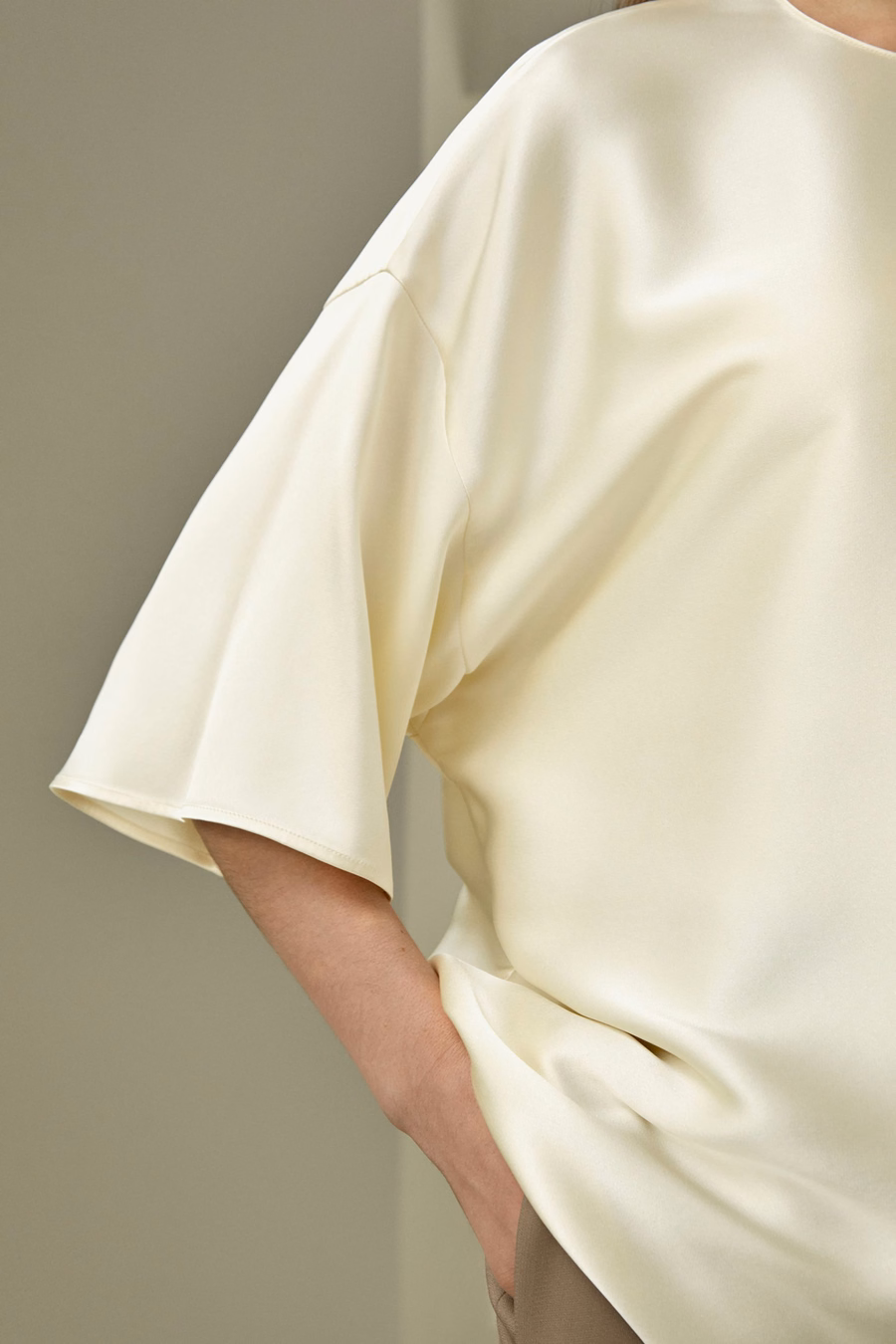 Blusa in seta rilassata con scollo rotondo