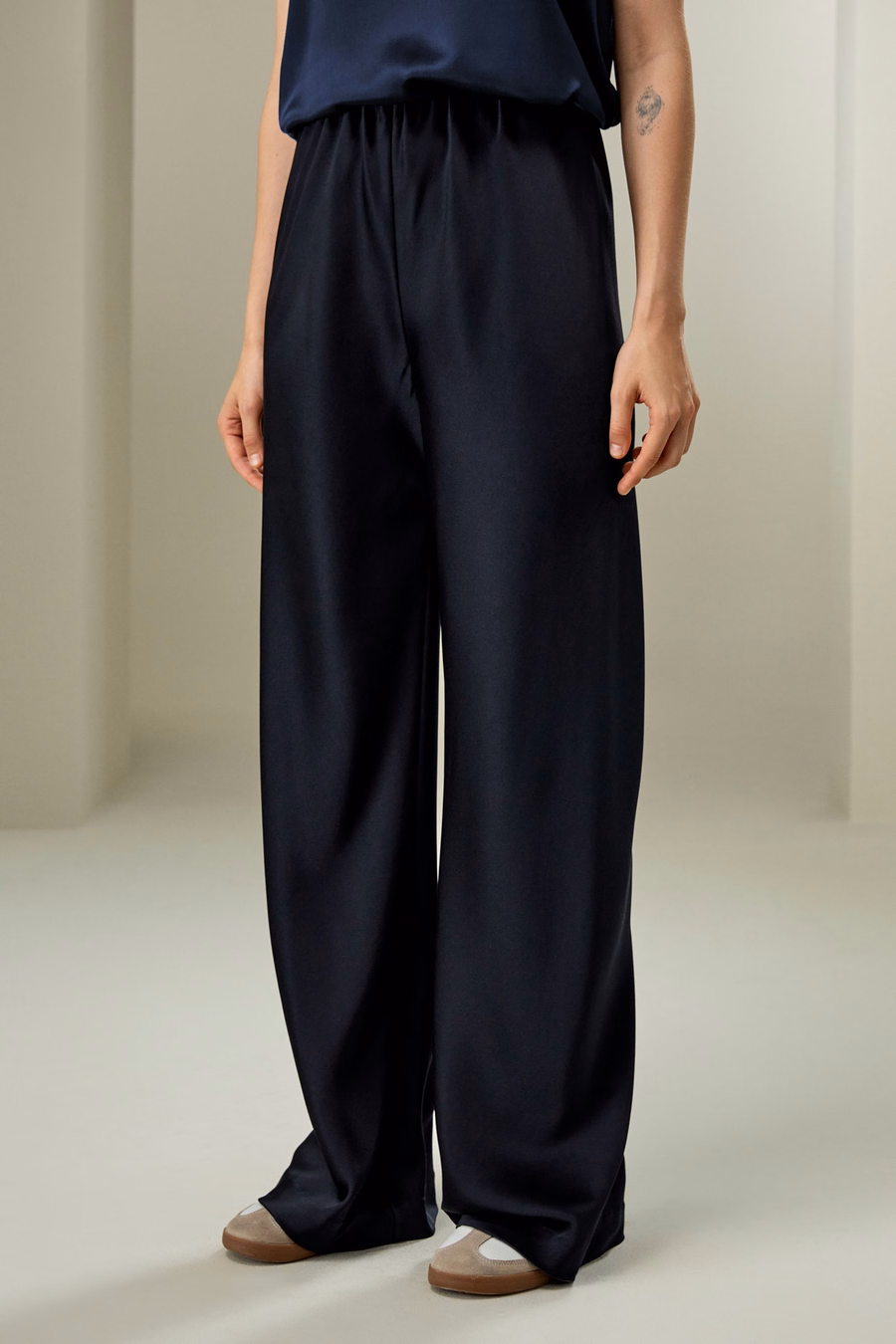 Pantaloni di seta tagliati in sbieco