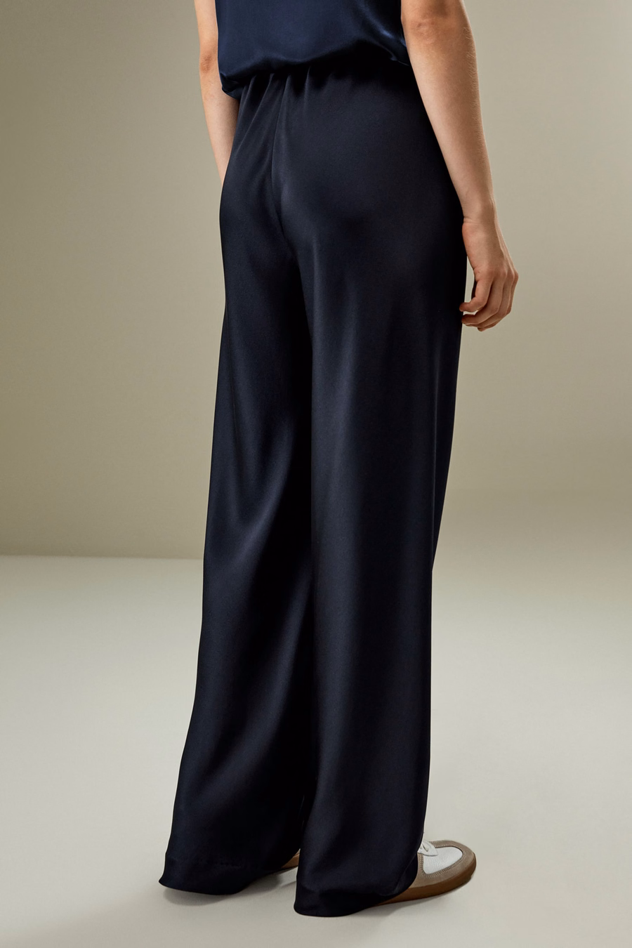 Pantaloni di seta tagliati in sbieco