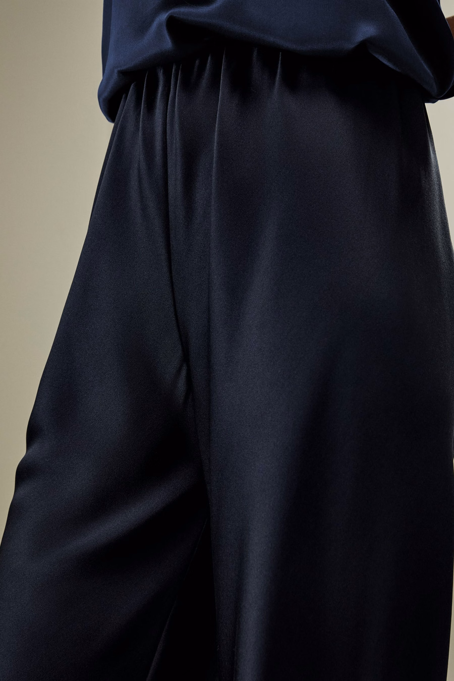 Pantaloni di seta tagliati in sbieco