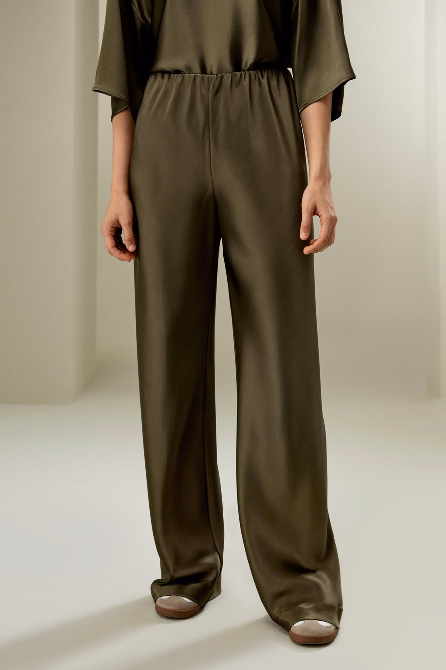Pantaloni di seta tagliati in sbieco