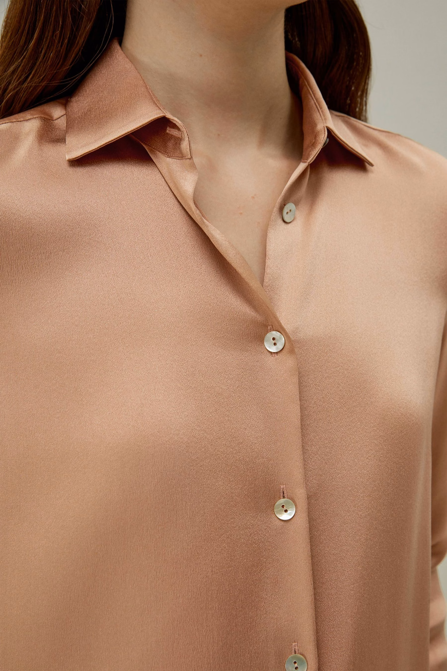 Blusa in seta minimalista con bottoni in conchiglia