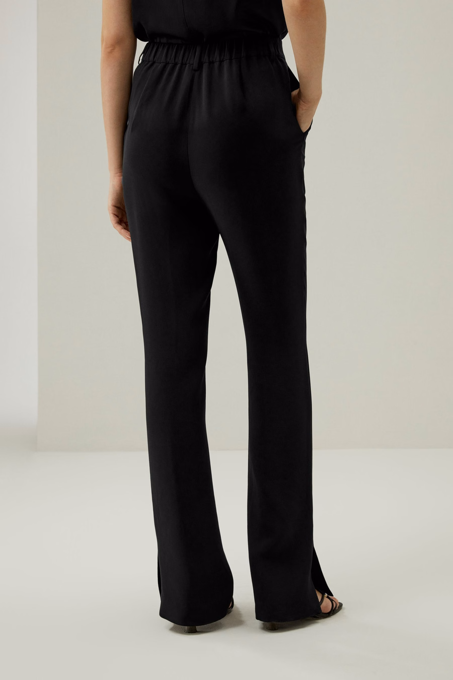 Pantaloni in seta dritti con spacco laterale