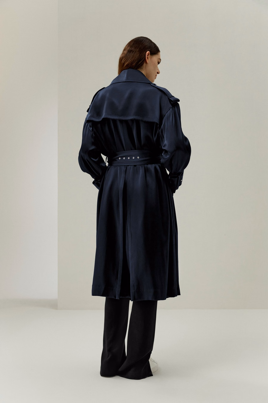 Trench coat in seta oversize