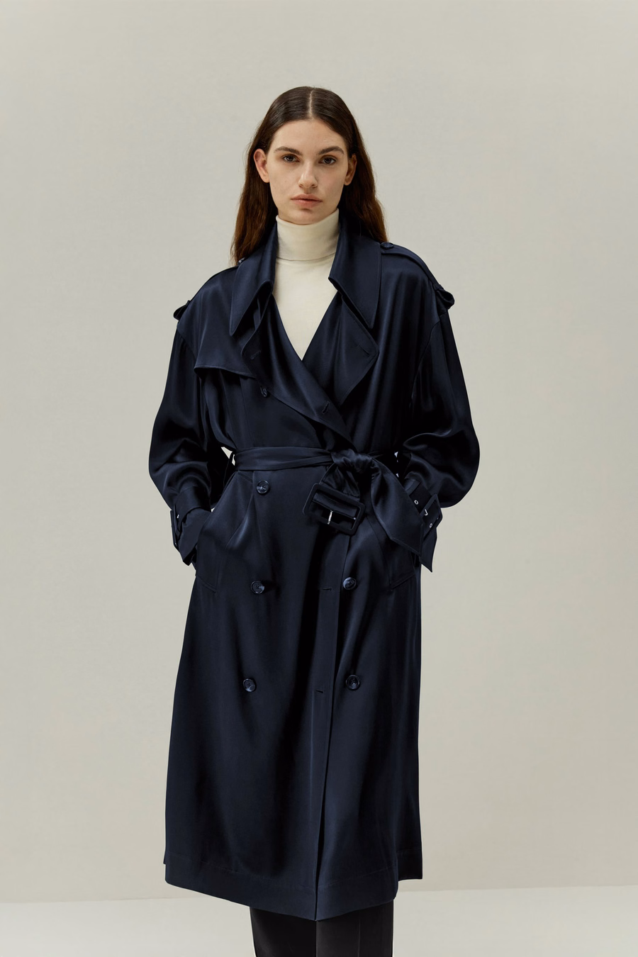 Trench coat in seta oversize