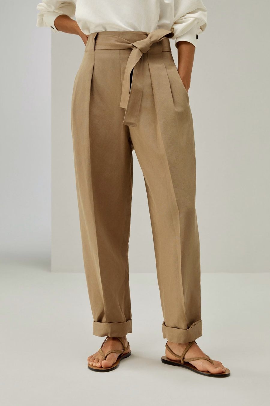 Pantaloni tapered in misto seta-lino traspiranti.