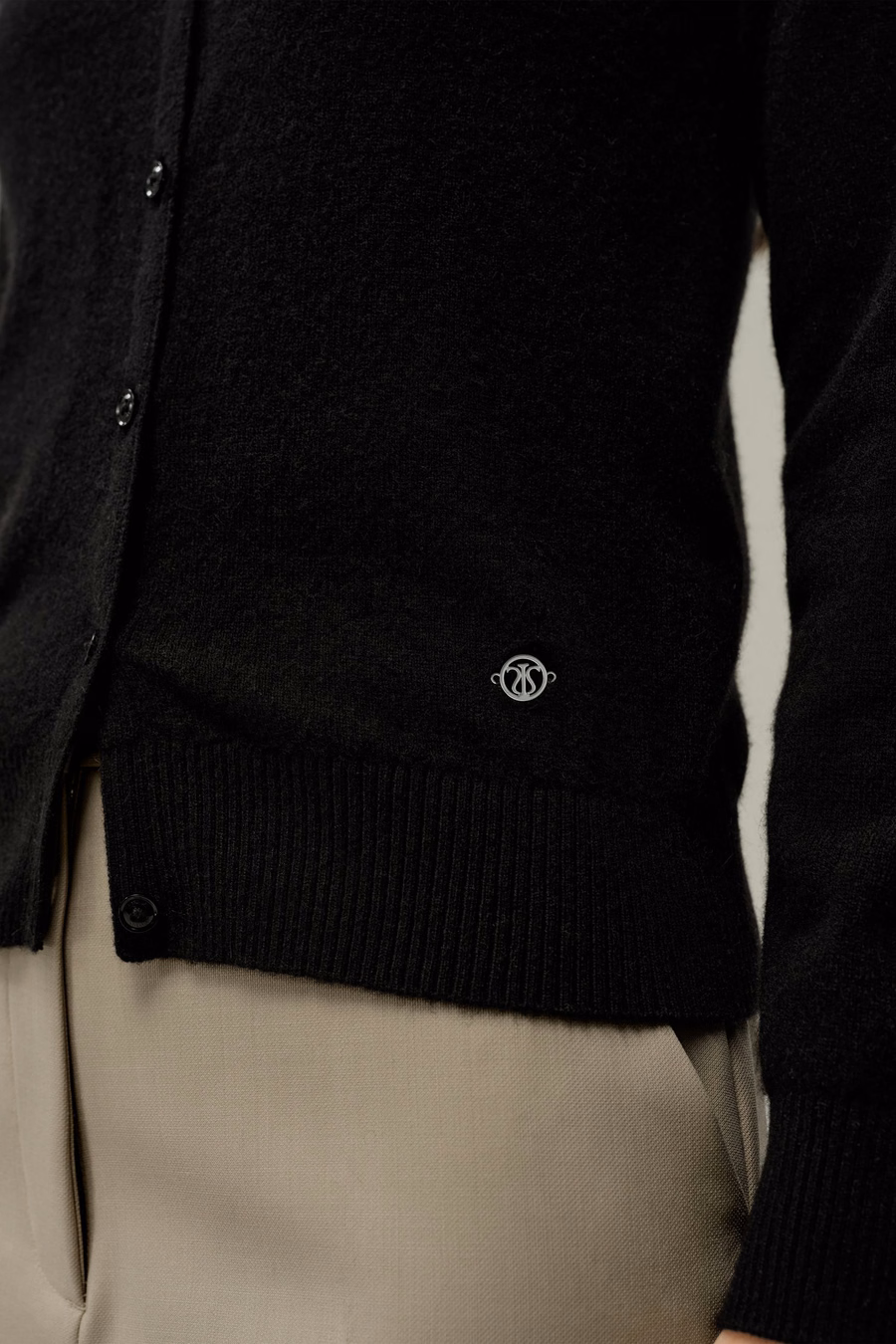 Cardigan fitted in cashmere con collo a giro