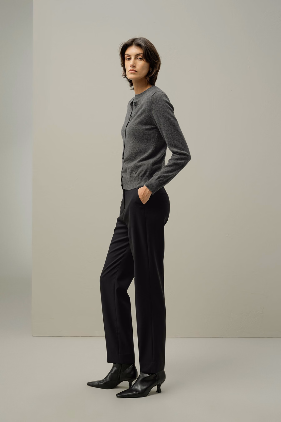 Cardigan fitted in cashmere con collo a giro