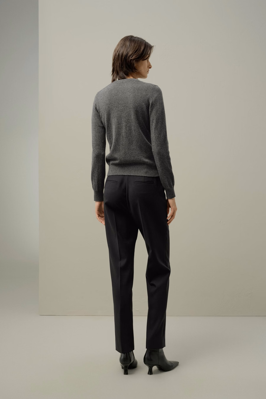Cardigan fitted in cashmere con collo a giro