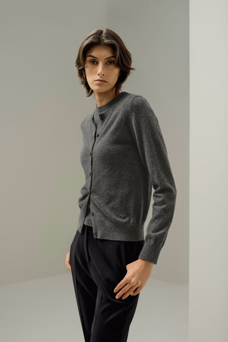 Cardigan fitted in cashmere con collo a giro