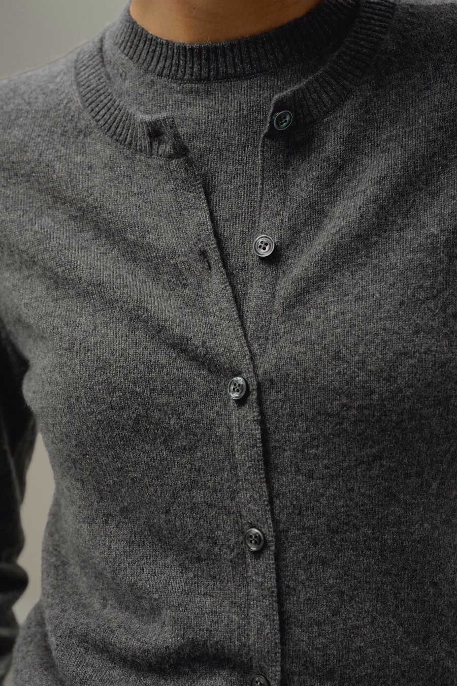 Cardigan fitted in cashmere con collo a giro