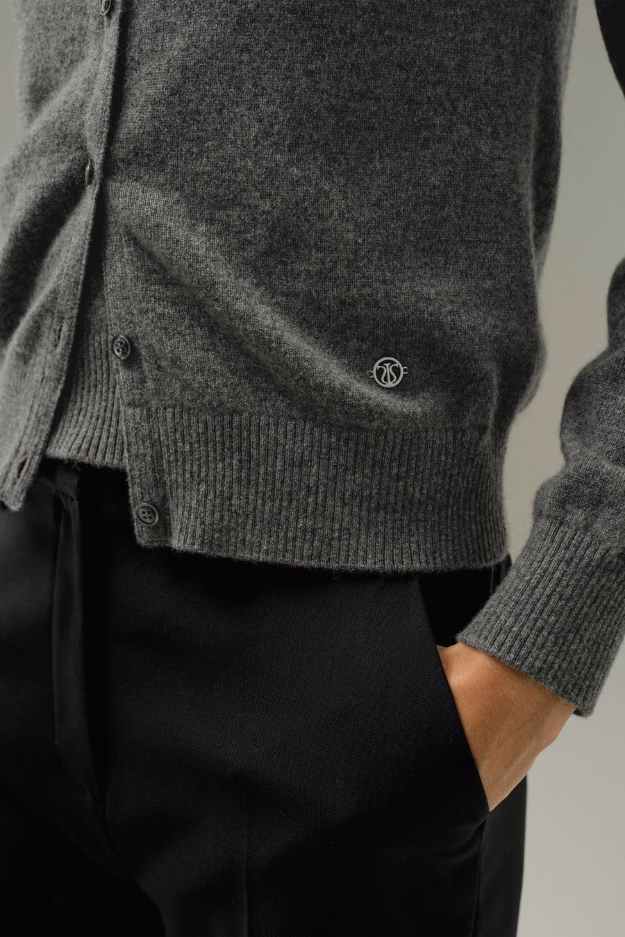 Cardigan fitted in cashmere con collo a giro