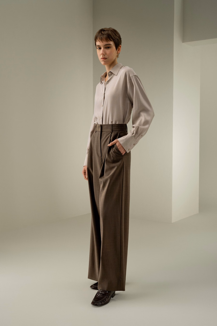 Pantaloni in Blend di Seta e Lana con Pieghe Frontali