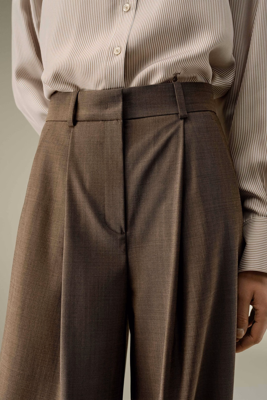 Pantaloni in Blend di Seta e Lana con Pieghe Frontali