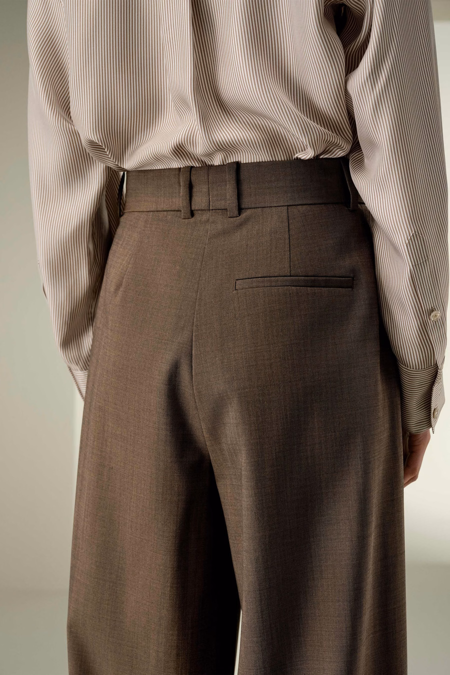 Pantaloni in Blend di Seta e Lana con Pieghe Frontali