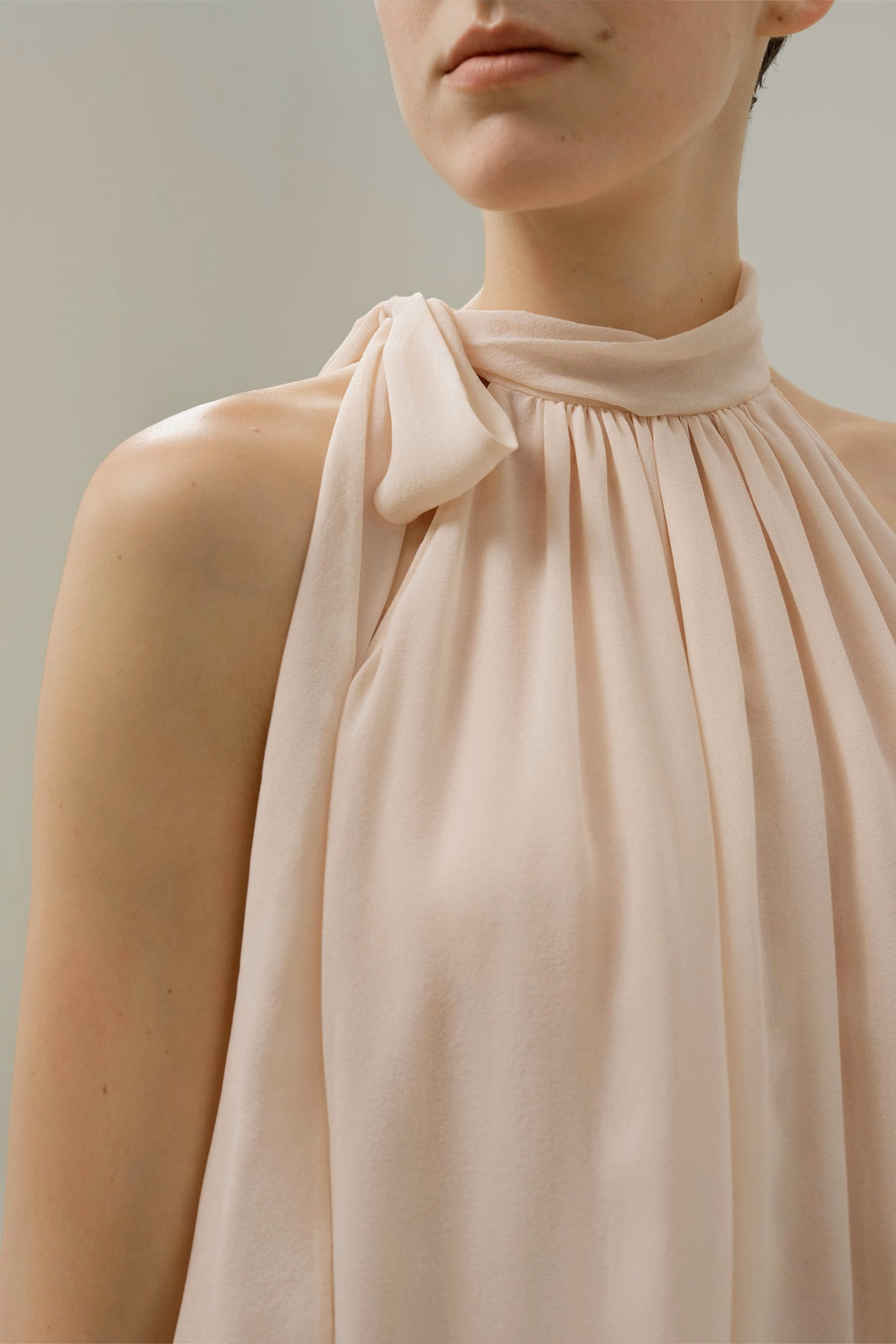 Blusa in georgette con collo a cravatta regolabile
