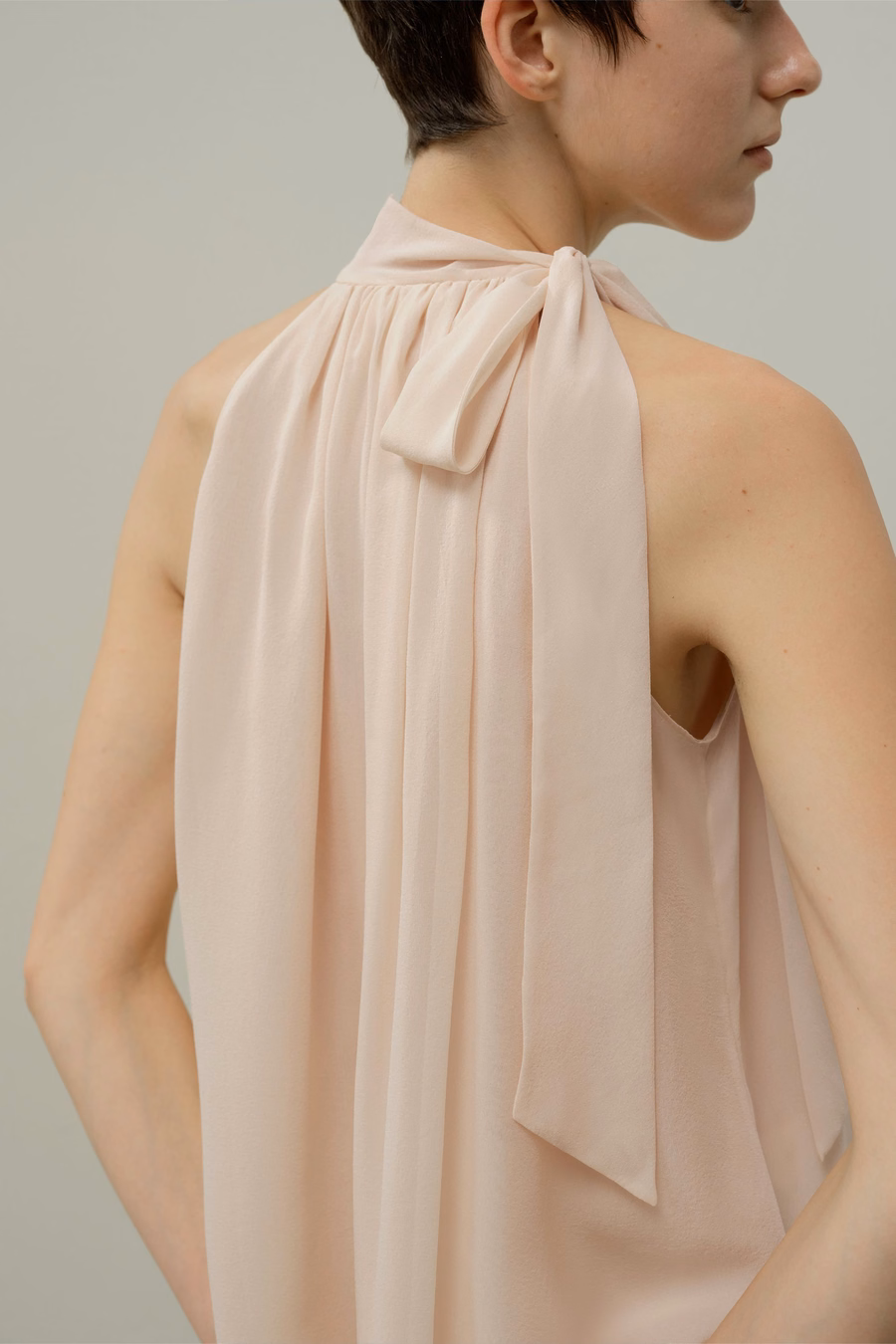 Blusa in georgette con collo a cravatta regolabile