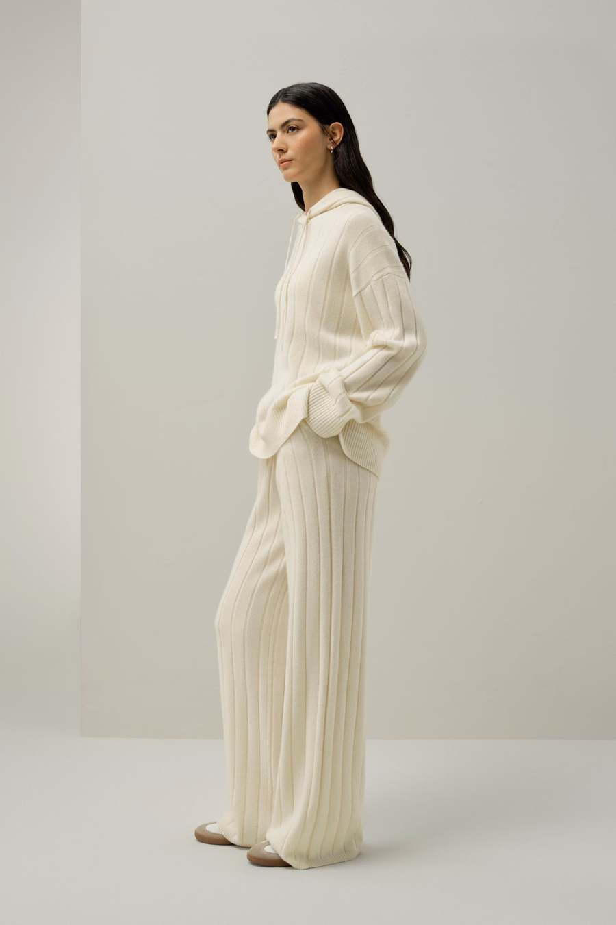 Top in maglia a coste con cappuccio