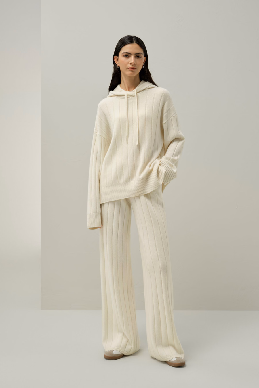 Top in maglia a coste con cappuccio