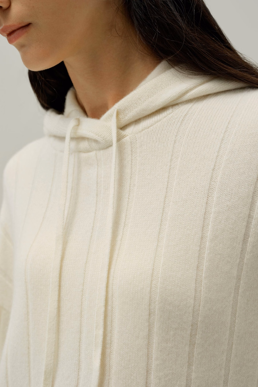 Top in maglia a coste con cappuccio