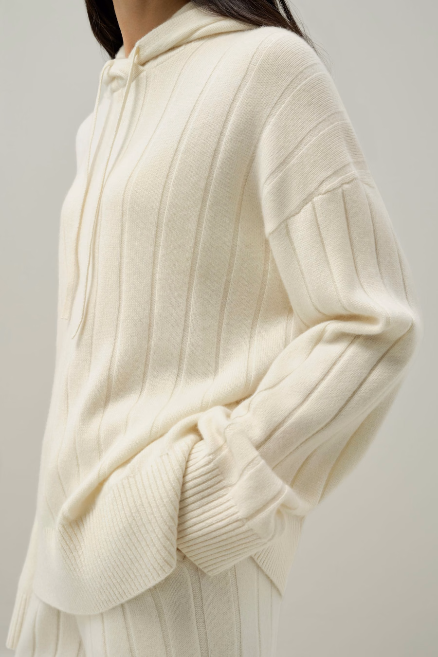 Top in maglia a coste con cappuccio