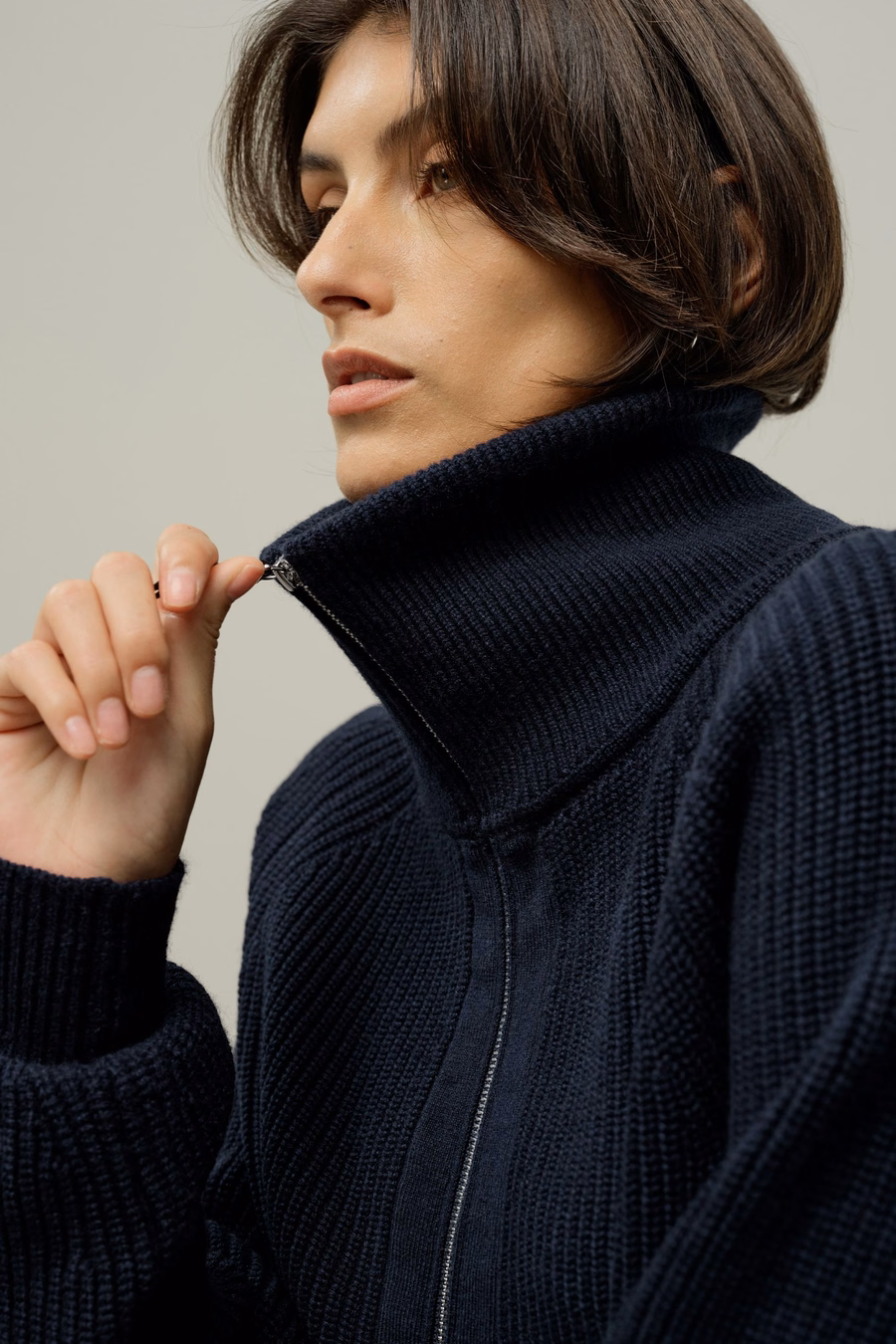 Cardigan con zip e collo alto a maglia a coste