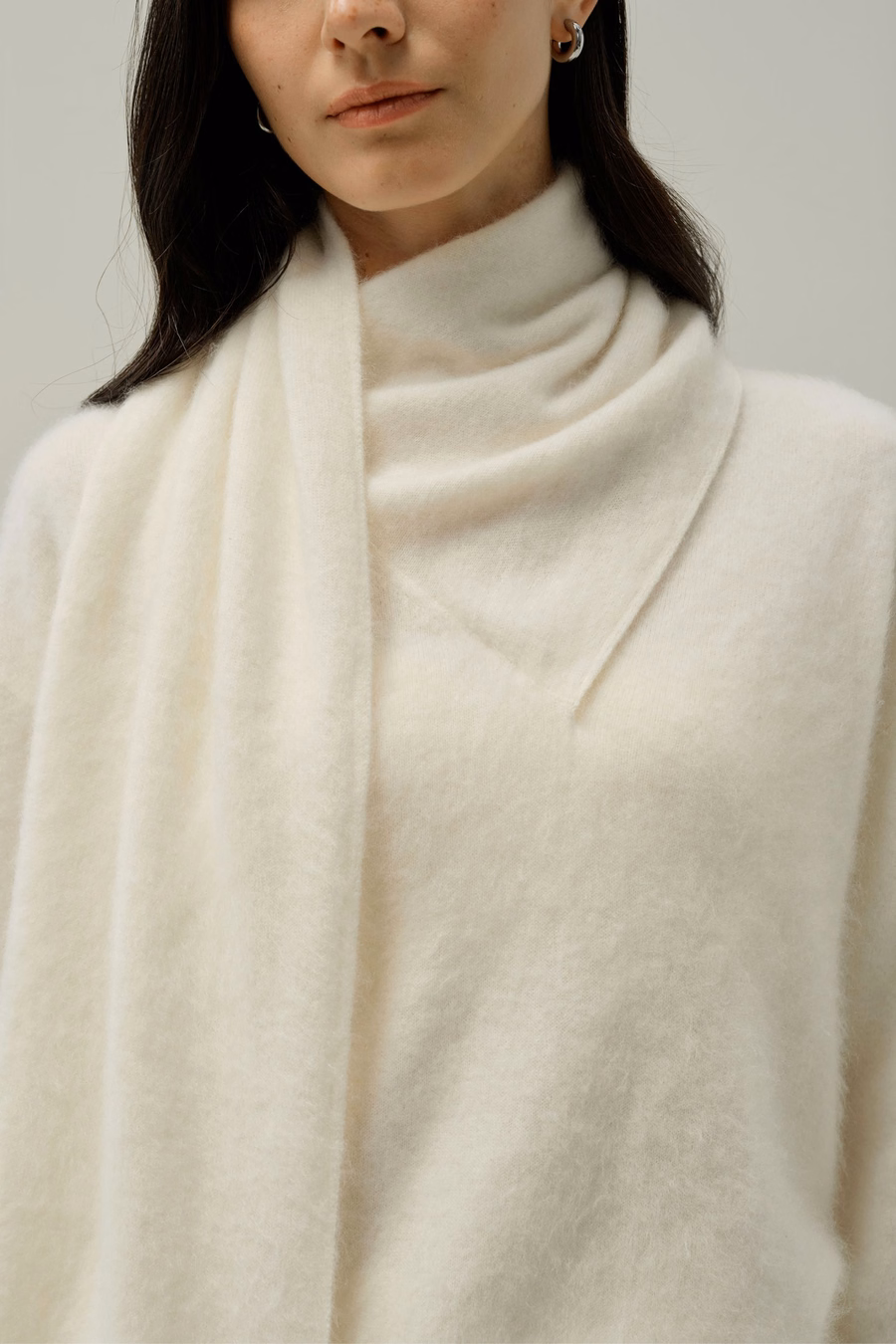 Maglione in cashmere spazzolato con sciarpa drappeggiata