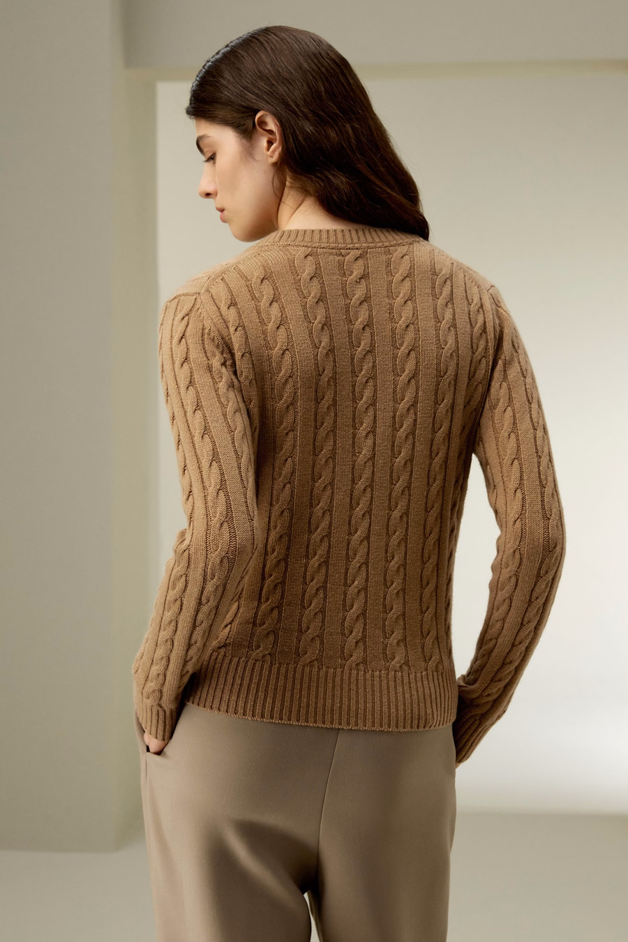 Maglione classico a trecce con bordi a coste