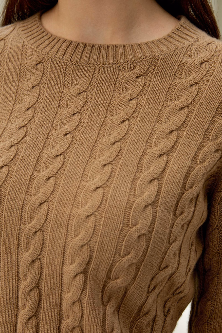 Maglione classico a trecce con bordi a coste