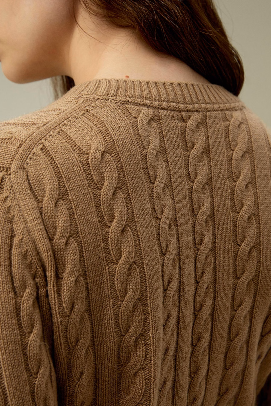 Maglione classico a trecce con bordi a coste