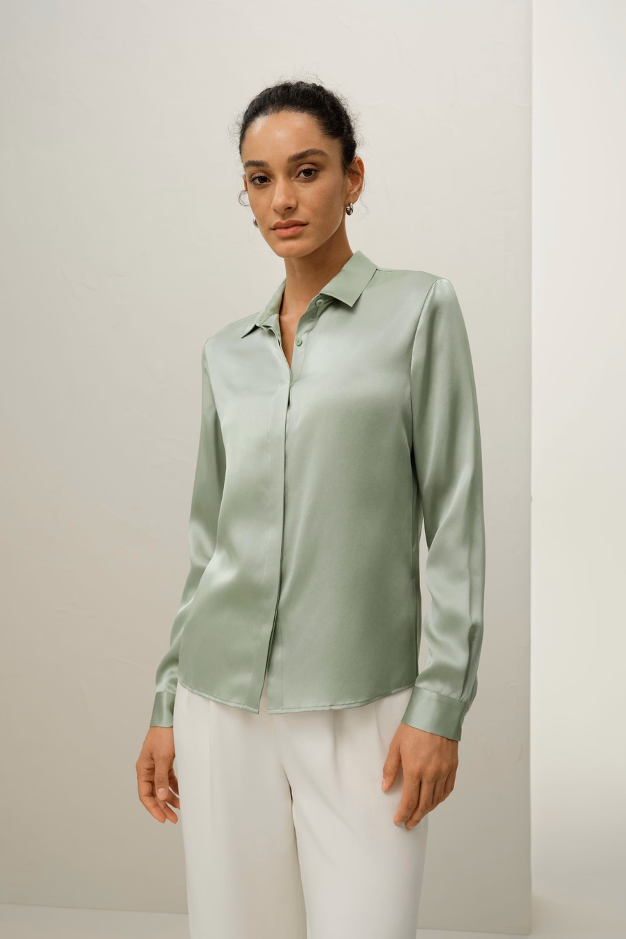 Camicia in seta con pattina nascosta di base