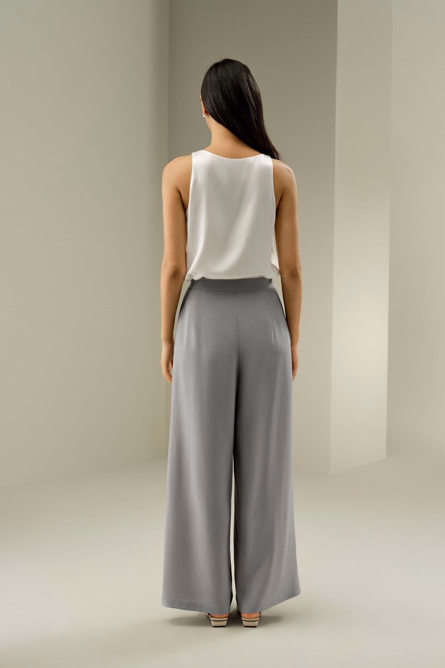 Pantaloni a gamba larga in seta liscia e cropped