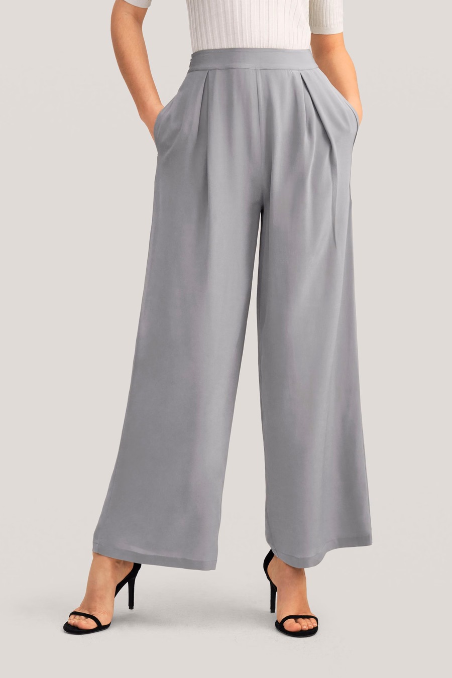 Pantaloni a gamba larga in seta liscia e cropped
