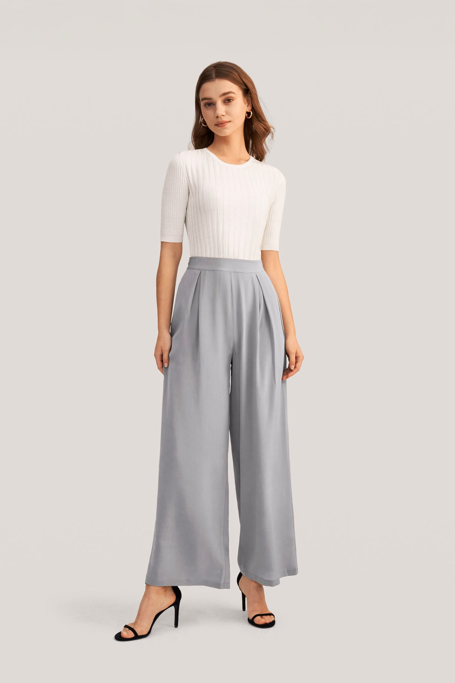 Pantaloni a gamba larga in seta liscia e cropped
