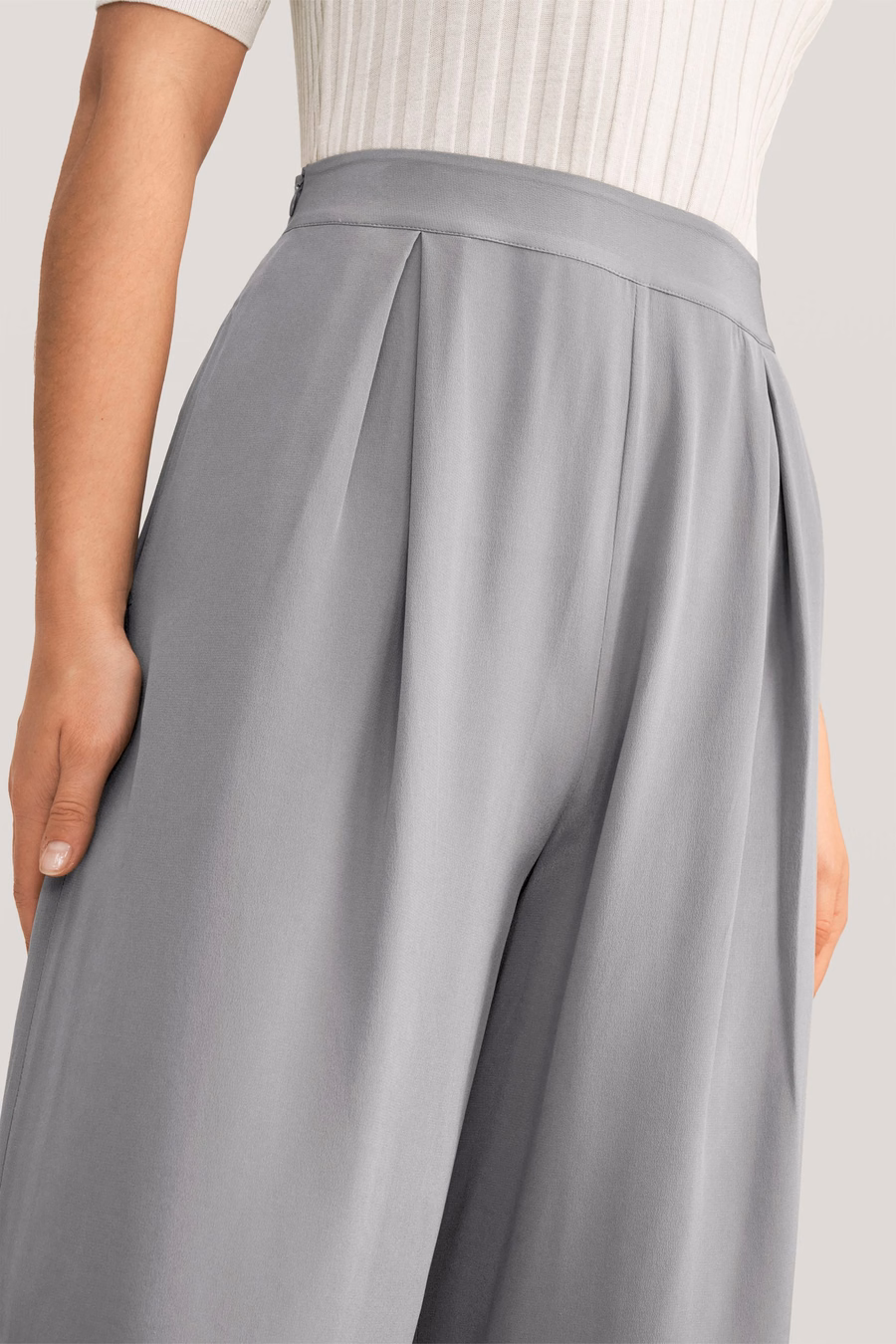 Pantaloni a gamba larga in seta liscia e cropped
