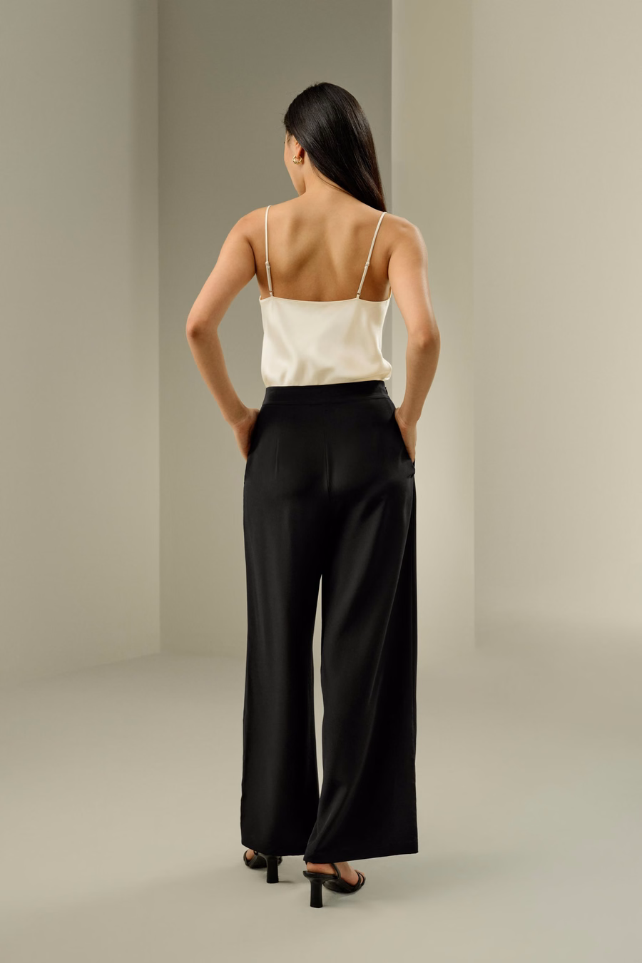 Pantaloni a gamba larga in seta liscia e cropped