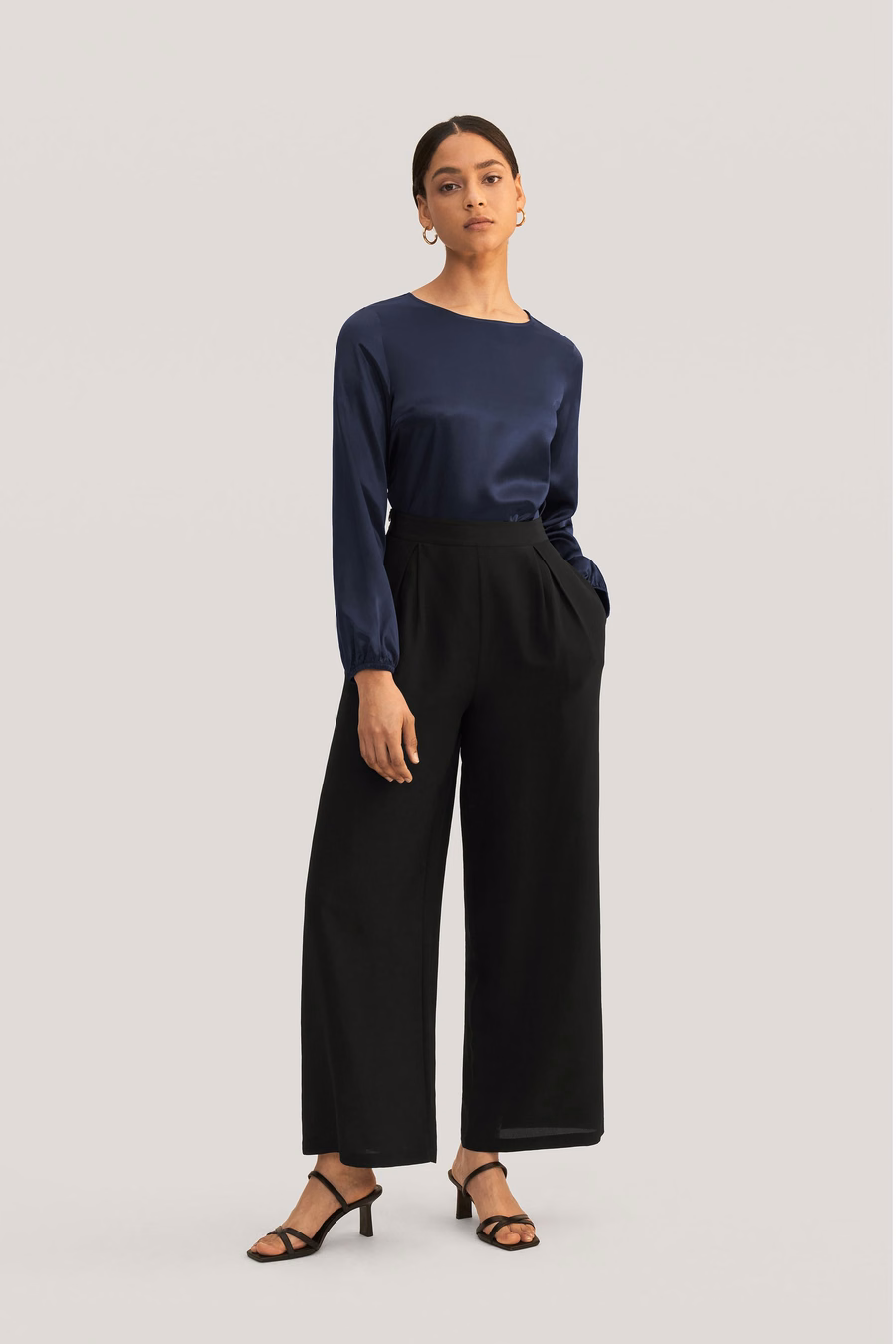 Pantaloni a gamba larga in seta liscia e cropped