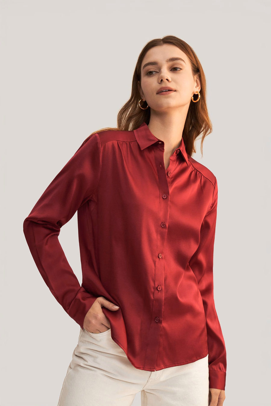 Blusa in seta con maniche lunghe e colletto