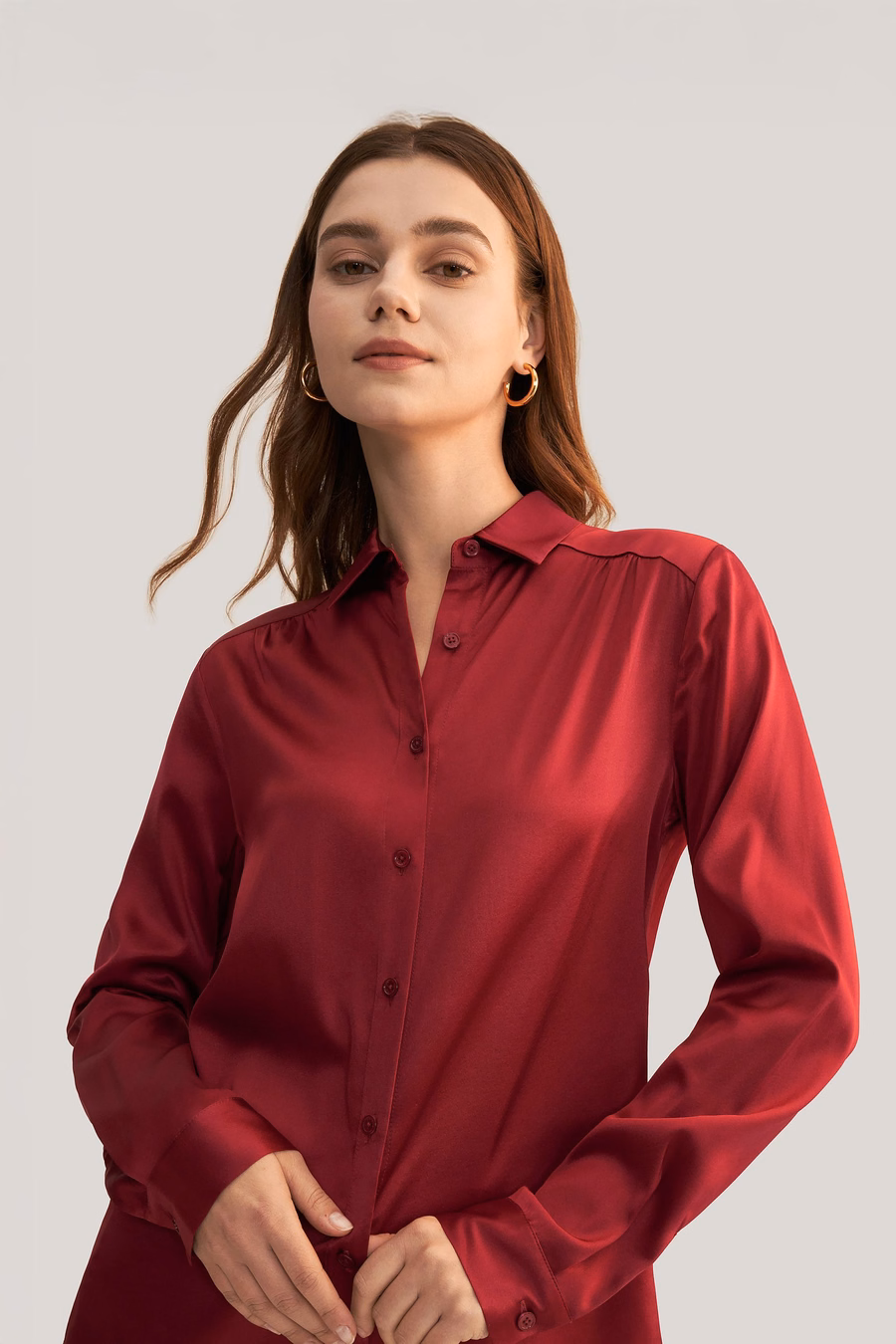 Blusa in seta con maniche lunghe e colletto
