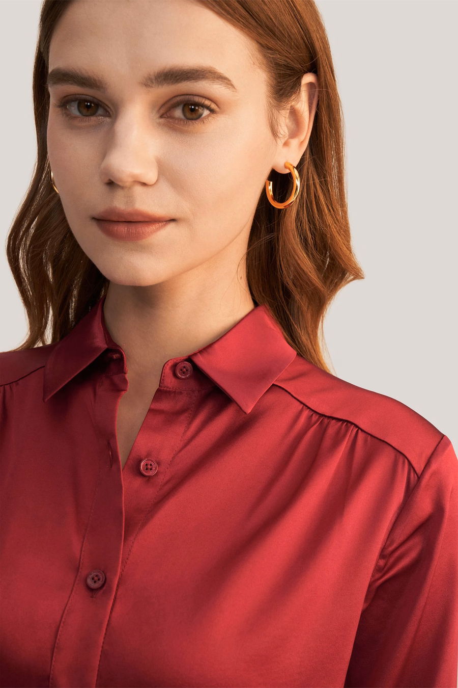 Blusa in seta con maniche lunghe e colletto