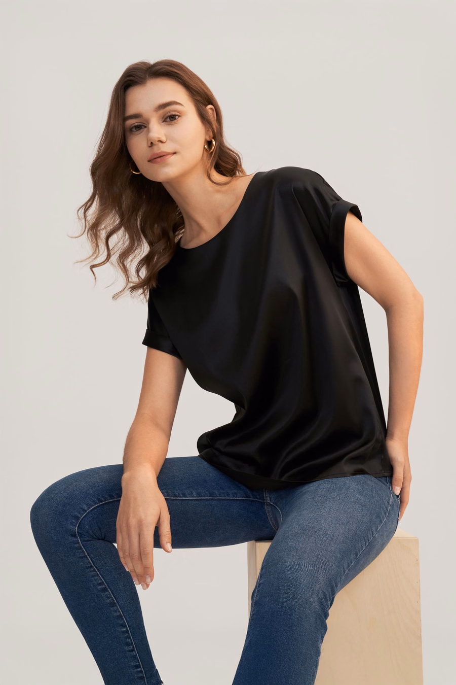 T-shirt in Seta con Maniche Corte e Collo Rotondo