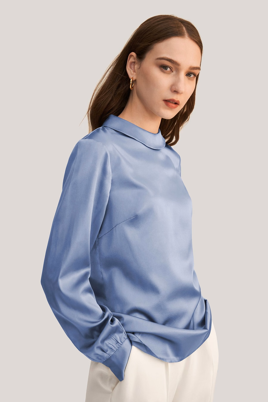 Blusa di seta a maniche lunghe con colletto alto