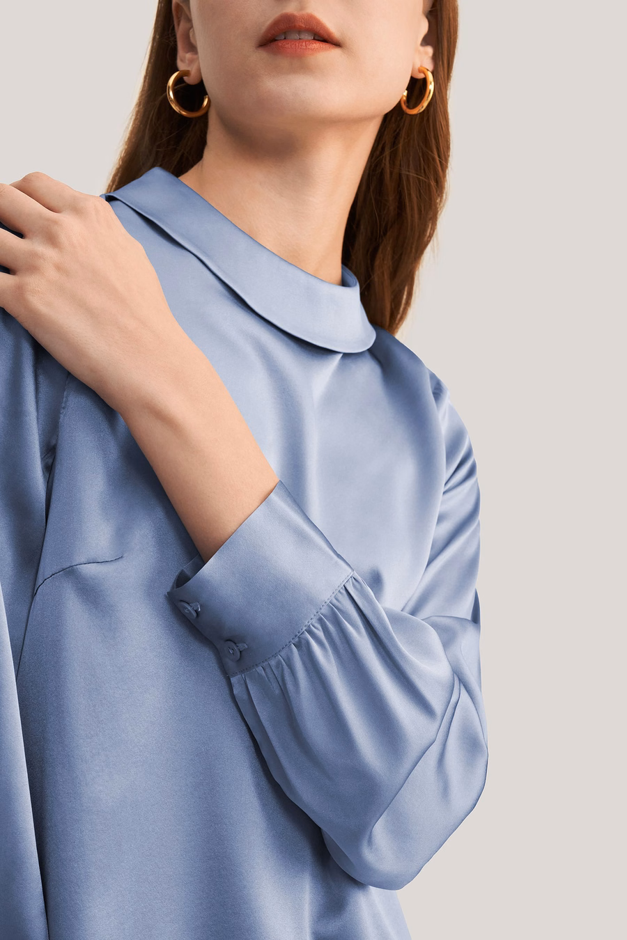 Blusa di seta a maniche lunghe con colletto alto
