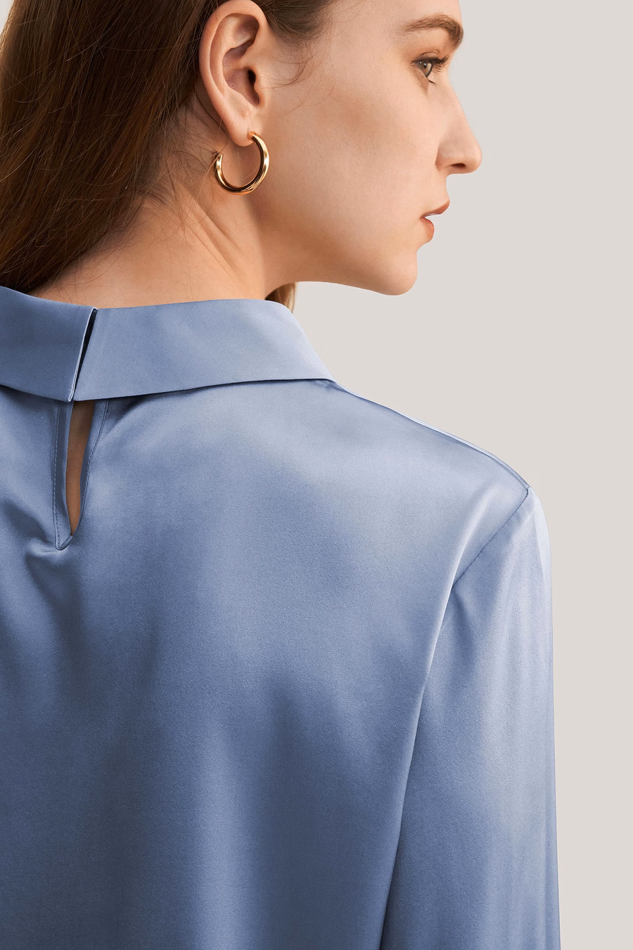 Blusa di seta a maniche lunghe con colletto alto