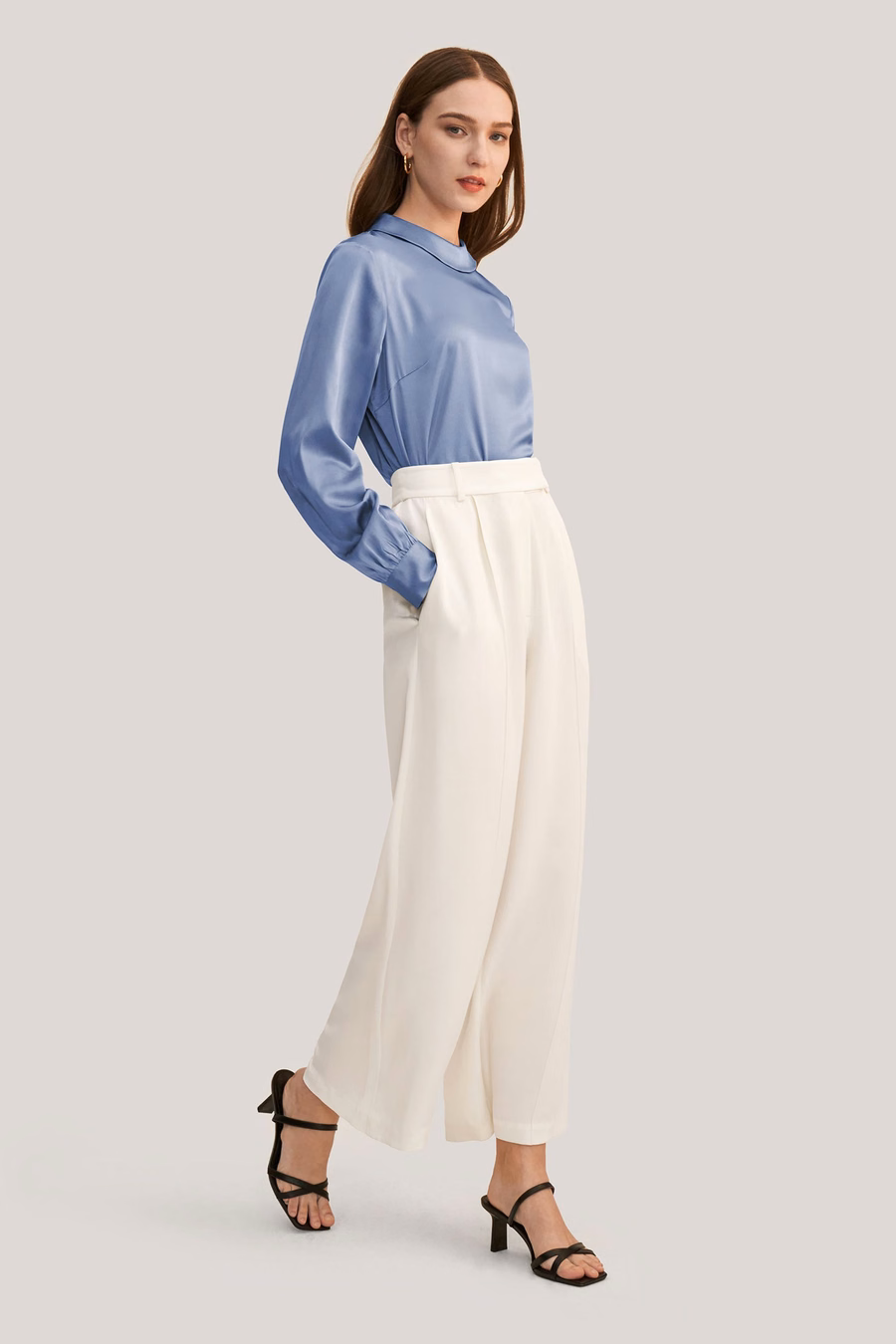 Blusa di seta a maniche lunghe con colletto alto