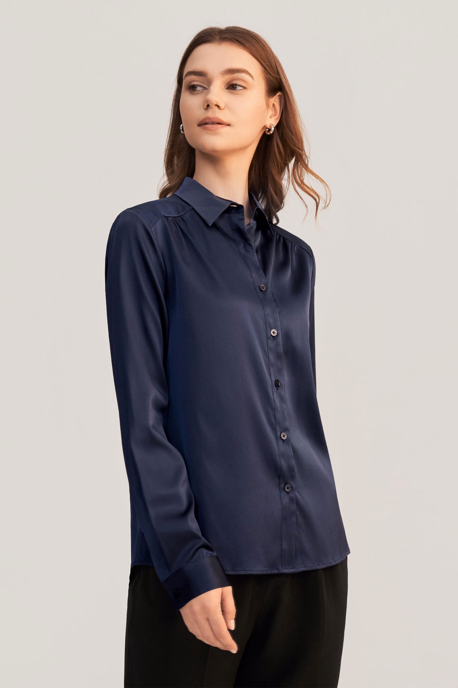 Blusa in seta con maniche lunghe e colletto