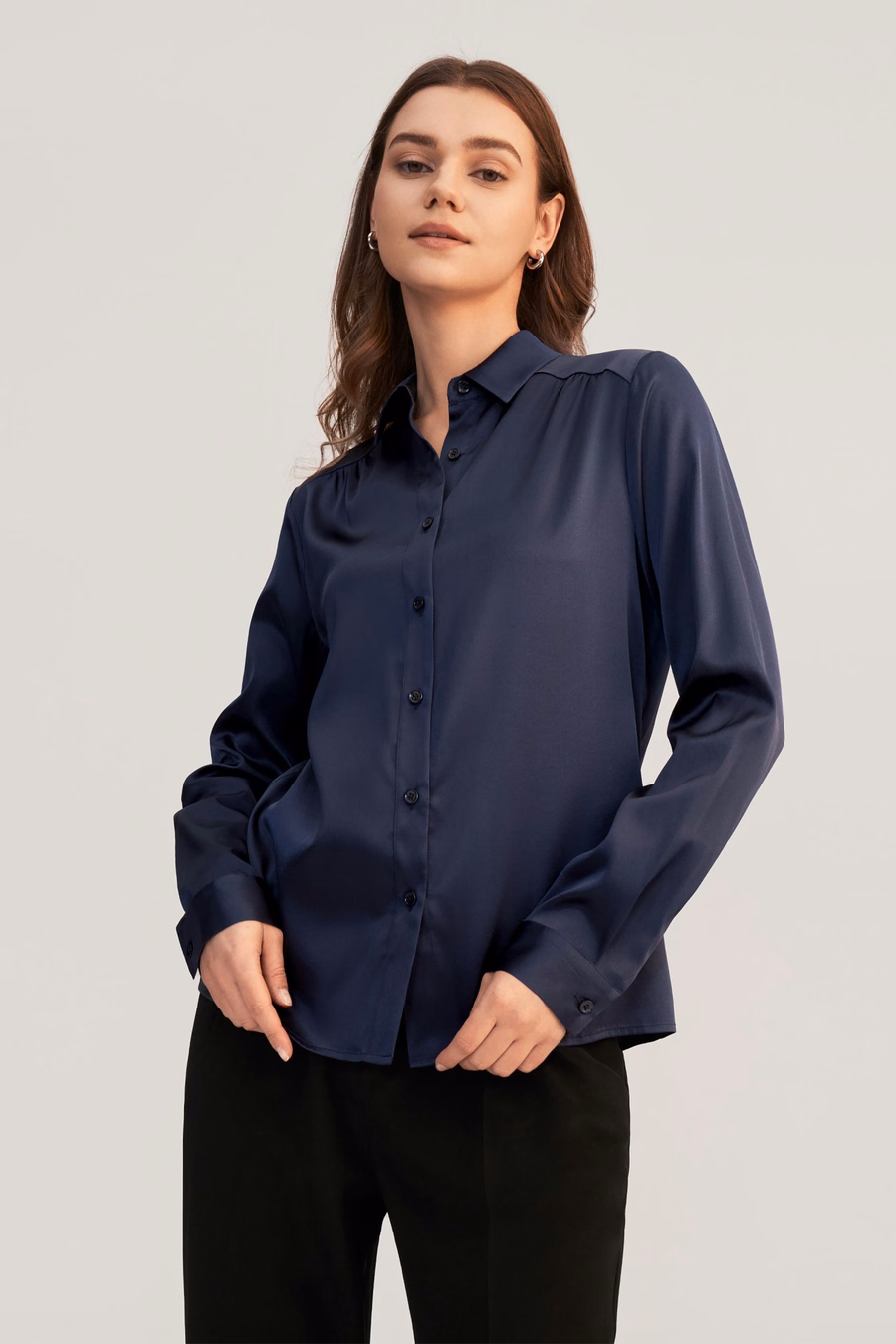 Blusa in seta con maniche lunghe e colletto